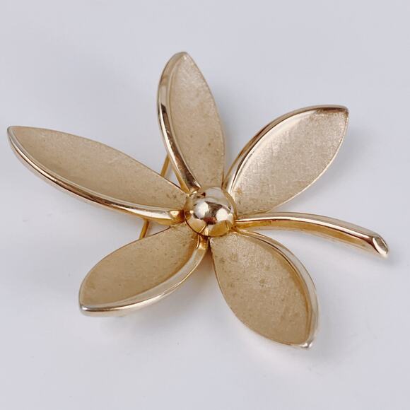 Signed Trifari Mid Century Gold Tone Floral Brooch Retro 1960s Costume Jewelry - Picture 5 of 12